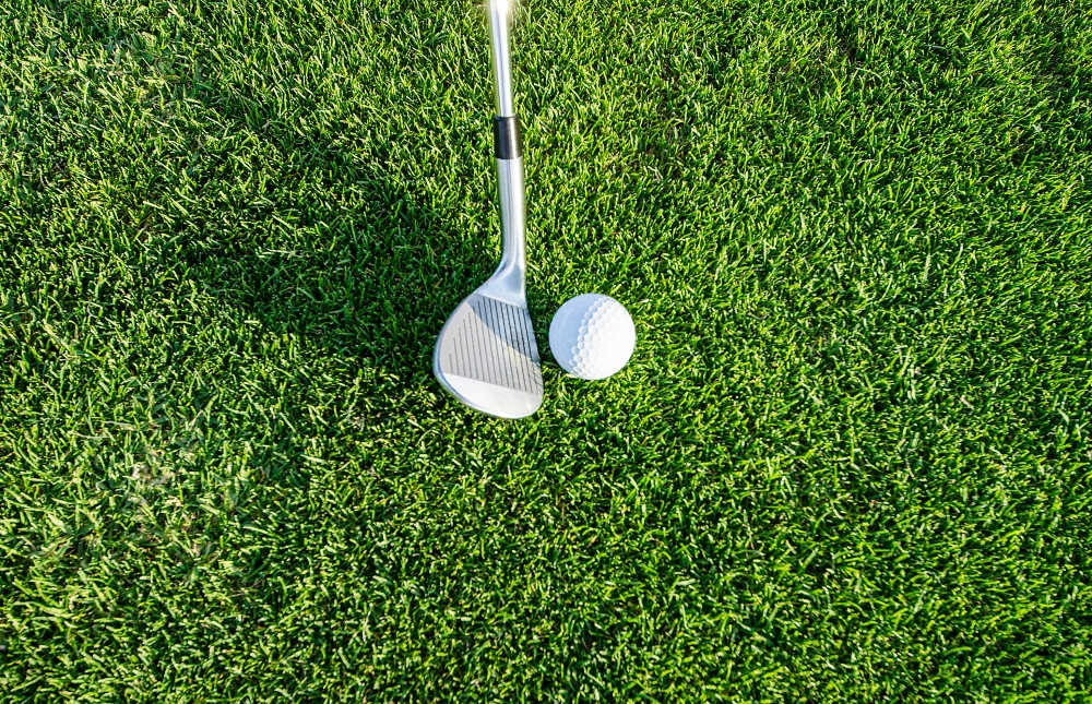 Beginner's guide to Golf - club and ball an green grass
